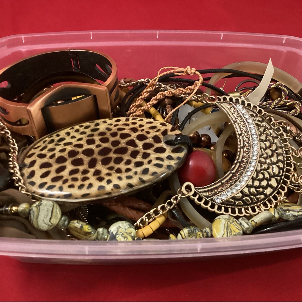 Brown and tan costume jewelry lot - Picture 4 of 6